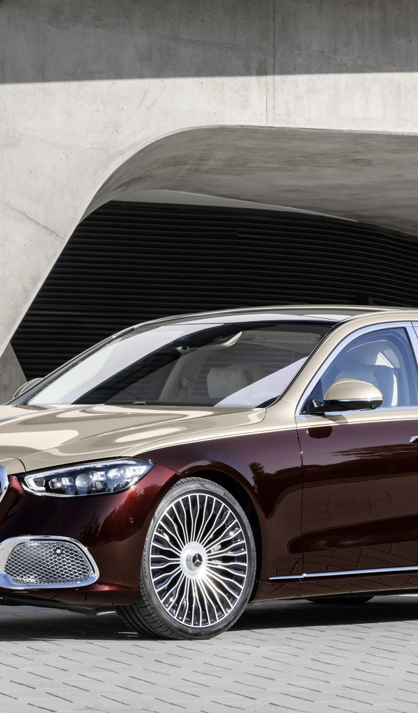 Бордовый автомобиль Mercedes-Maybach S 580,  2021 года