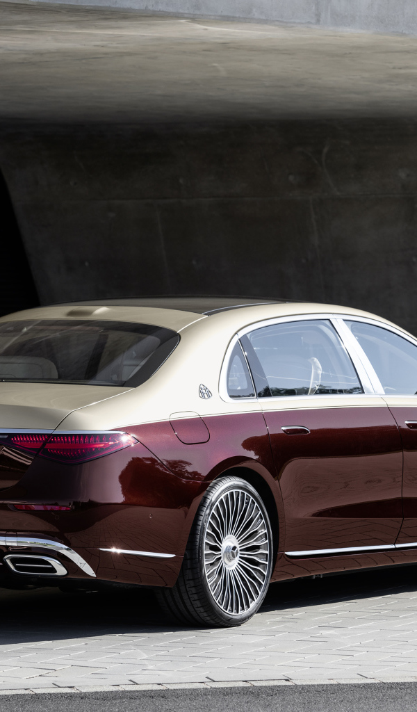 Бордовый автомобиль Mercedes-Maybach S 580,  2021 года вид сзади