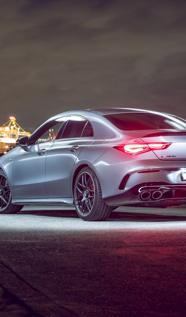 Автомобиль Mercedes-AMG CLA 45 S 4MATIC, 2020 года на фоне города 