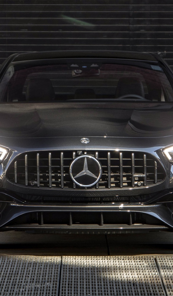 Автомобиль Mercedes-AMG E 63 S 4MATIC+, 2021 года с включенными фарами вид спереди