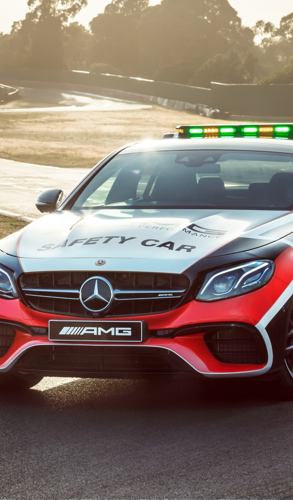 Гоночный автомобиль Mercedes-AMG E 63 S на трассе 
