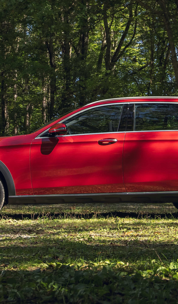 Автомобиль Mercedes-Benz E 450 4MATIC All-Terrain, 2021 года вид сбоку