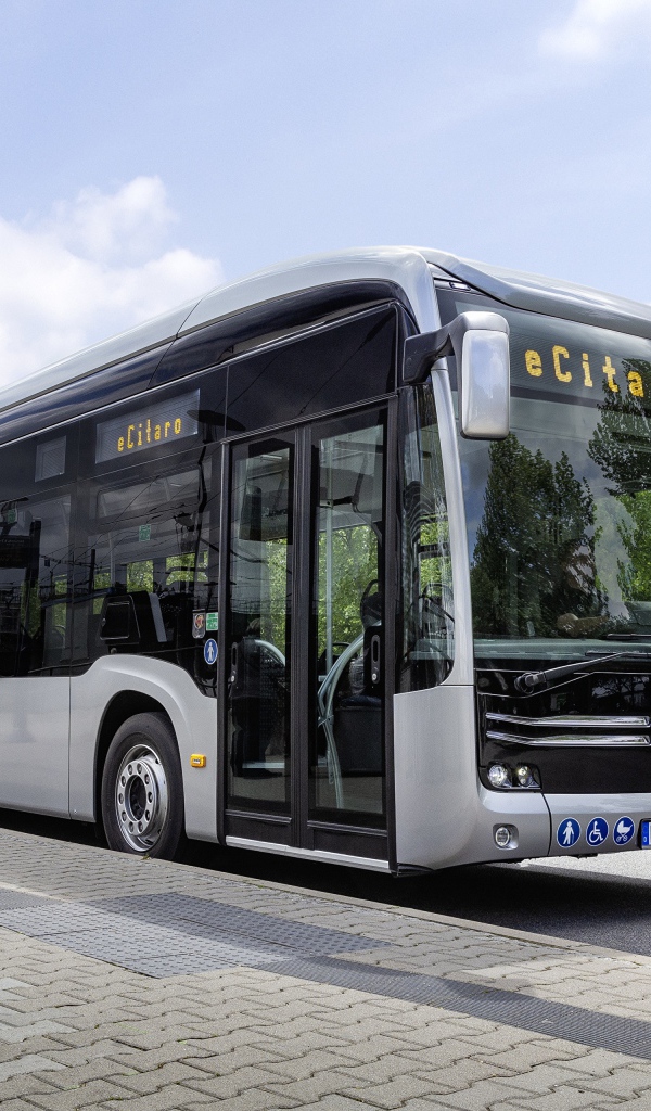 Автобус Mercedes-Benz на остановке 