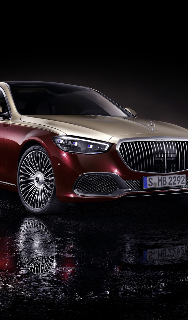 Автомобиль Mercedes-Maybach S 580,  2021 года на мокром асфальте