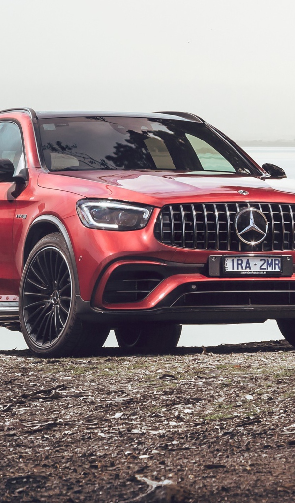 Красный автомобиль Mercedes-AMG GLC 63 S 4MATIC 2020 года у воды