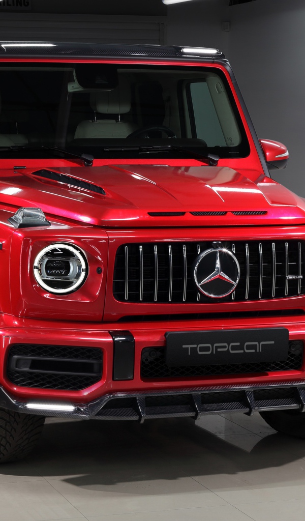 Красный внедорожник  Mercedes-AMG G 63,  2020 года в гараже