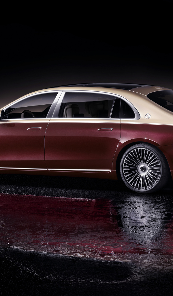 Красный автомобиль Mercedes-Maybach S 580,  2021  года на черном фоне