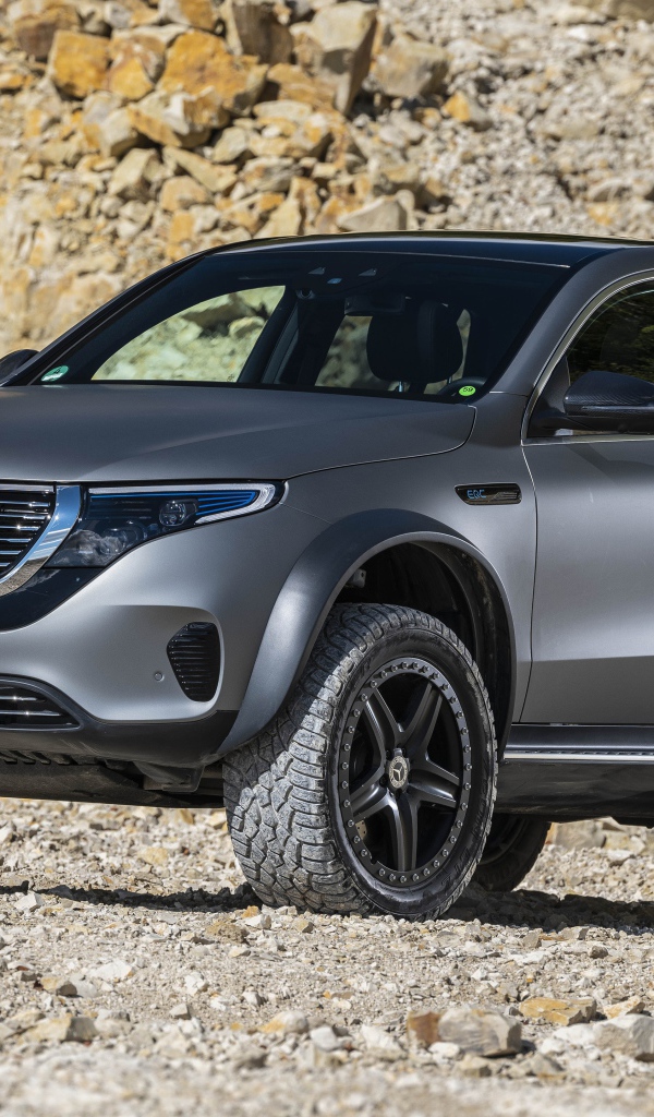 SUV Mercedes-Benz EQC 4x4, 2020 against the background of mountains