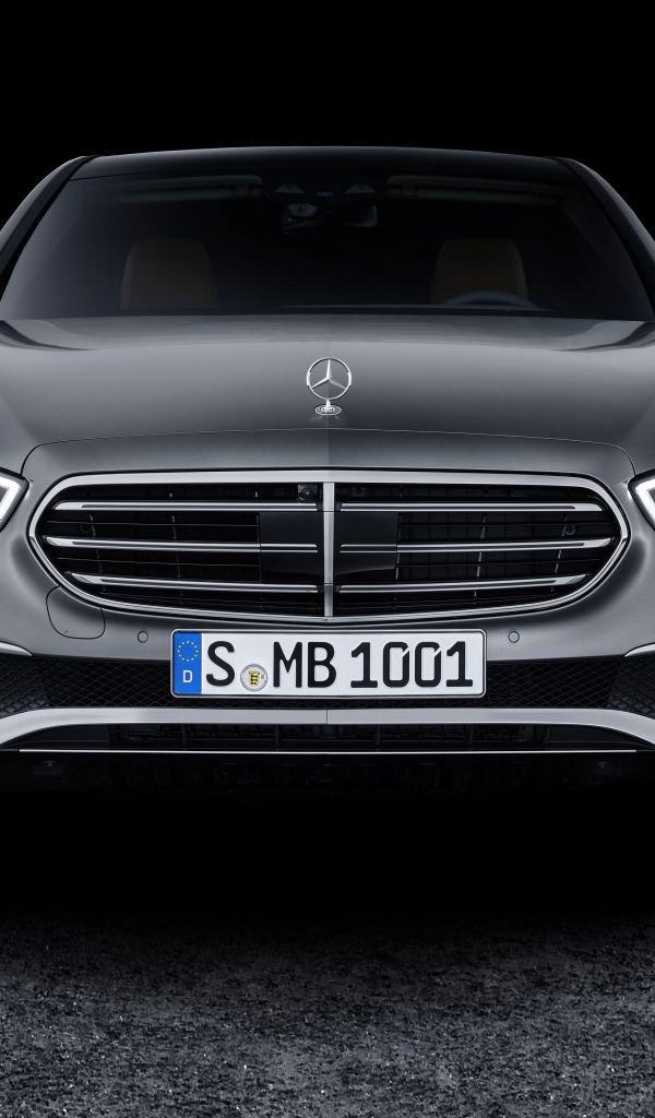 Серебристый автомобиль Mercedes-Benz E-Klasse, 2020 года вид спереди