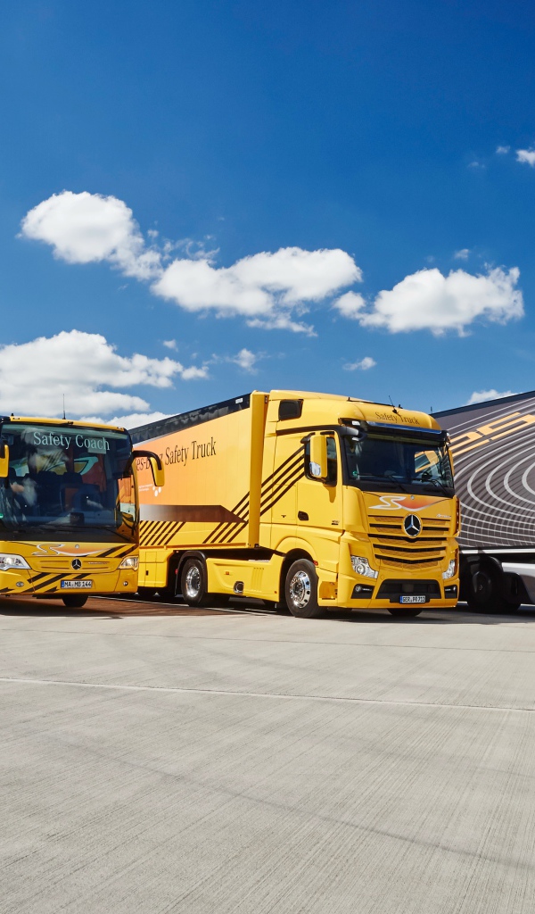 Модельный ряд автомобилей марки Mercedes-Benz на фоне голубого неба 