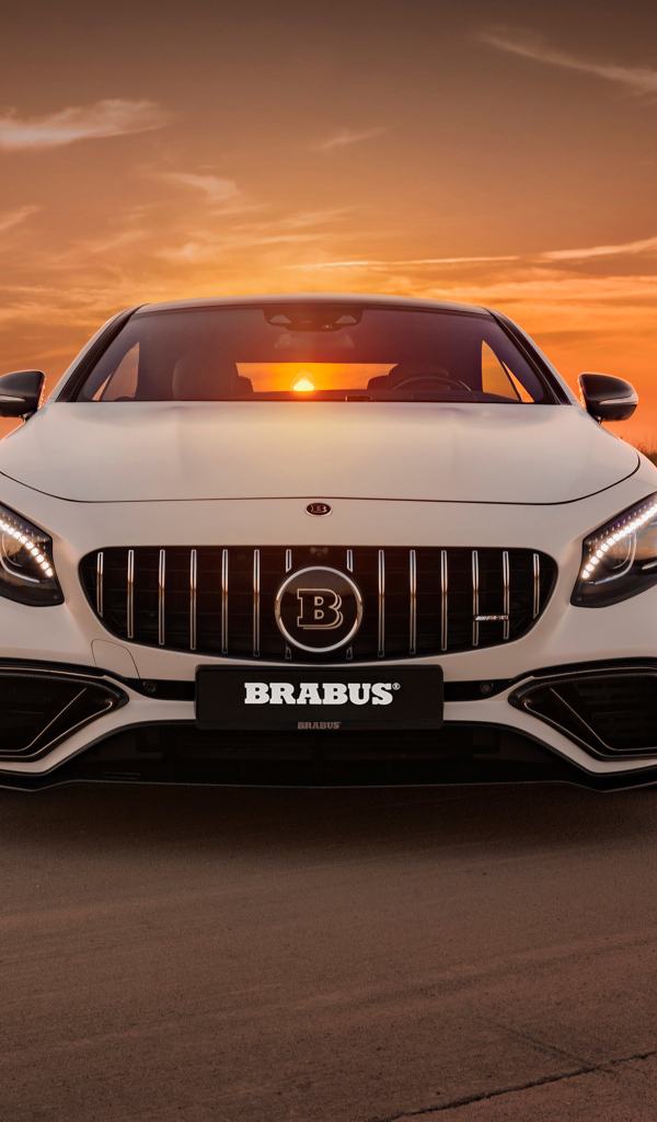 Белый автомобиль Mercedes Benz B63 S на фоне заката