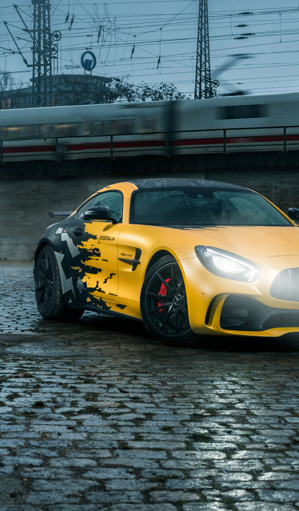 Желтый дорогой Mercedes Benz AMG GTR на дороге