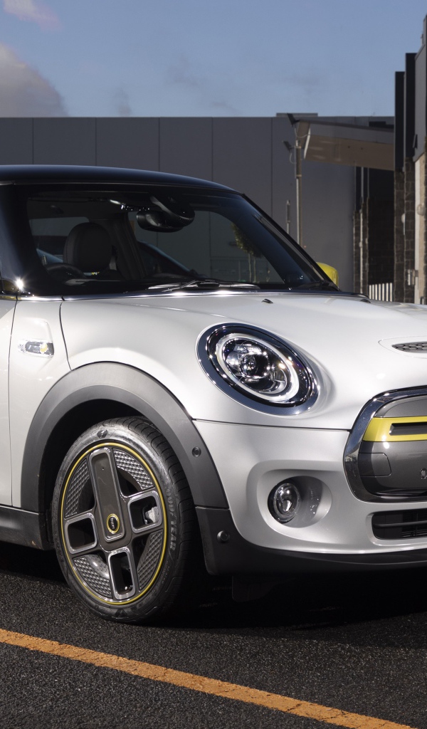 Автомобиль MINI Cooper SE 2020 года на заправке 