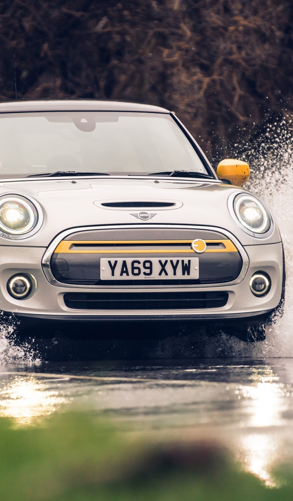 Компактный MINI Cooper SE Level 2 2020 года едет по воде