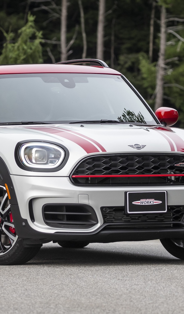 Автомобиль  MINI John Cooper, 2021 года на дороге