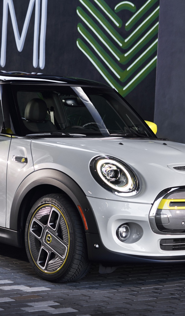 Серебристый  MINI Cooper SE, 2020 года у дома