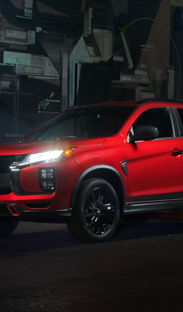 Красный внедорожник  Mitsubishi Outlander, 2020 года у стены