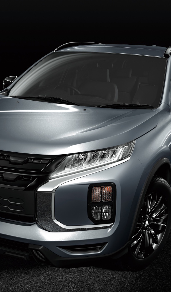 Стильный серебристый Mitsubishi RVR Black Edition 2019 года на черном фоне