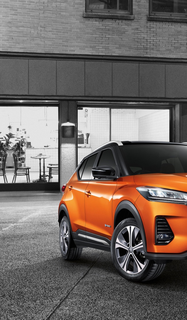Оранжевый внедорожник Nissan Kicks E-POWER 2020 года у кафе