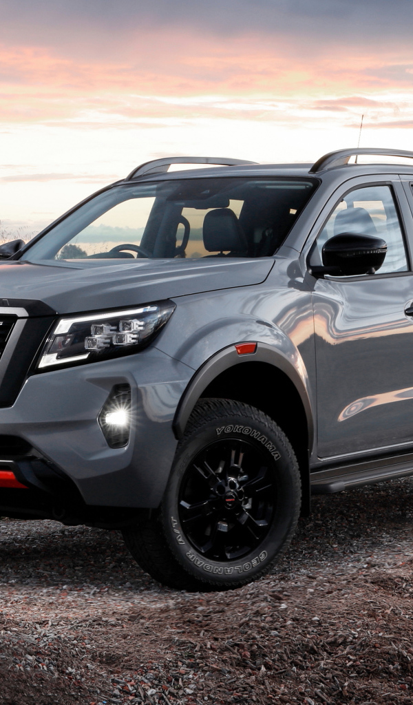 Серебристый пикап Nissan Navara PRO-4X 2021 года