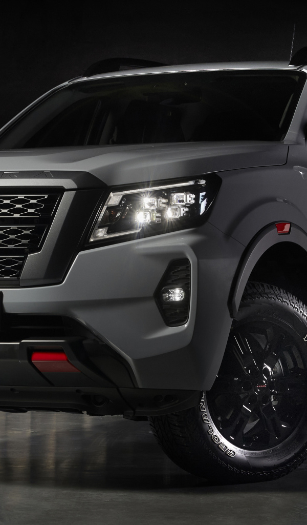 Пикап Nissan Navara PRO-4X 2021 года на черном фоне