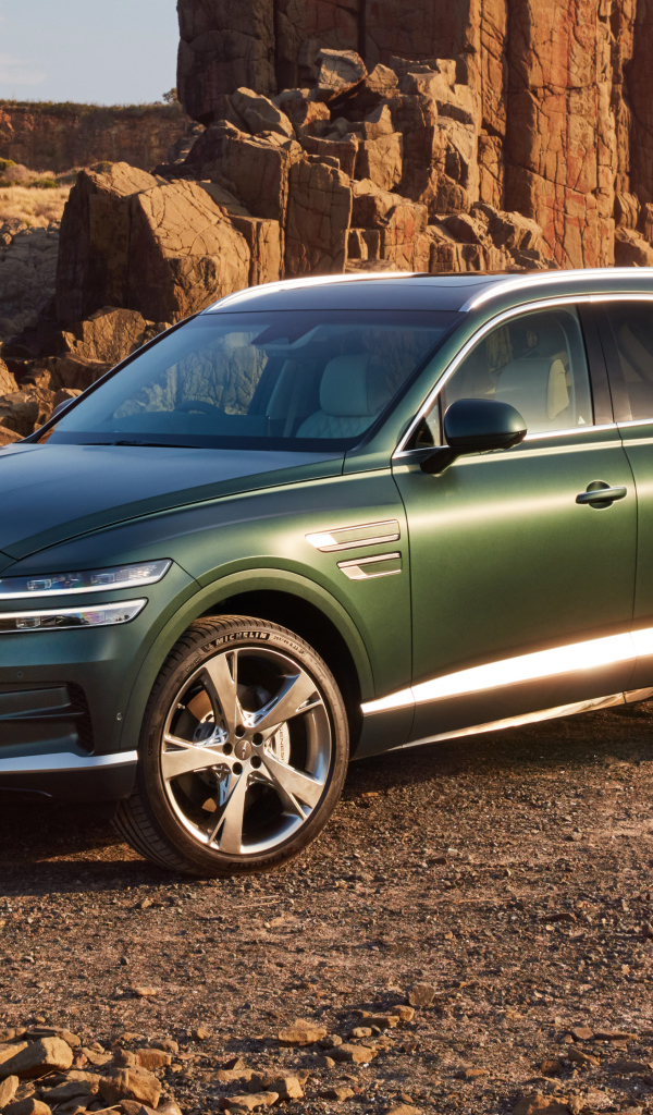 Зеленый автомобиль Genesis GV80 3.5T AWD 2020  года в горах