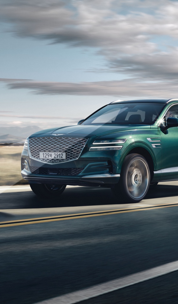 Внедорожник Genesis GV80 2020 года на трассе 