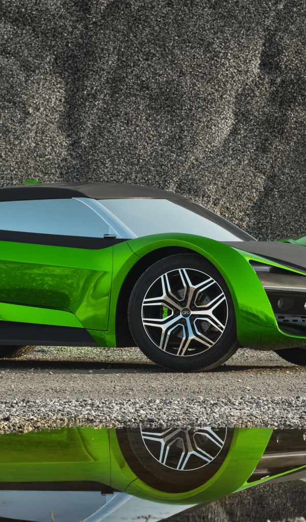 Зеленый автомобиль GFG Vision 2020 года отражается в луже