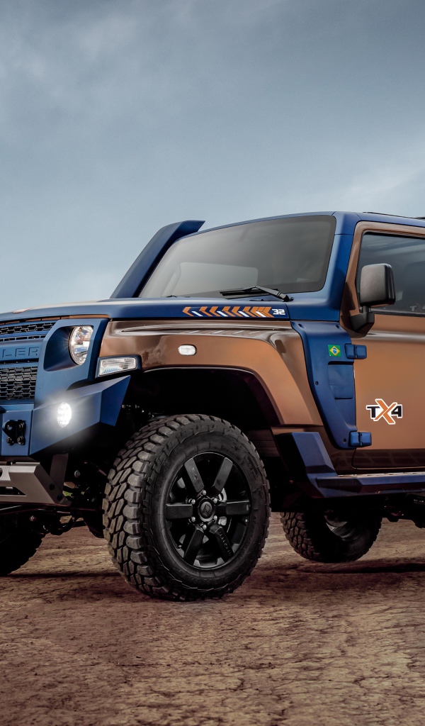 Джип Troller TX4 2020 года под голубым небом 