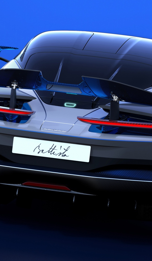 Спортивный автомобиль Pininfarina Battista Anniversario 2020 года на синем фоне