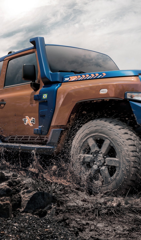 Внедорожник Troller TX4 2020 года едет по грязи