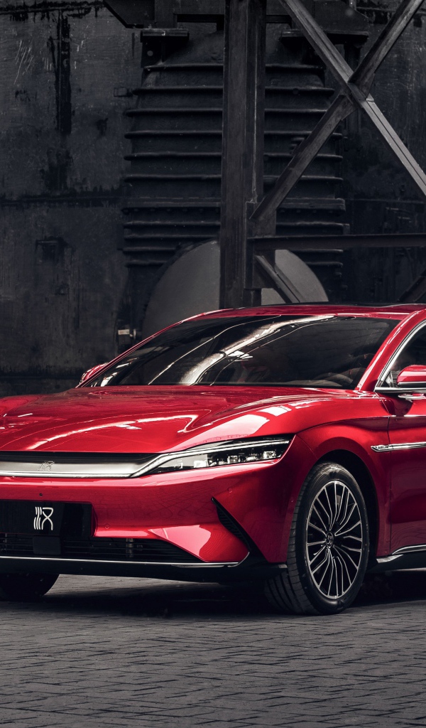 Красный автомобиль BYD Han EV 2020 года у завода