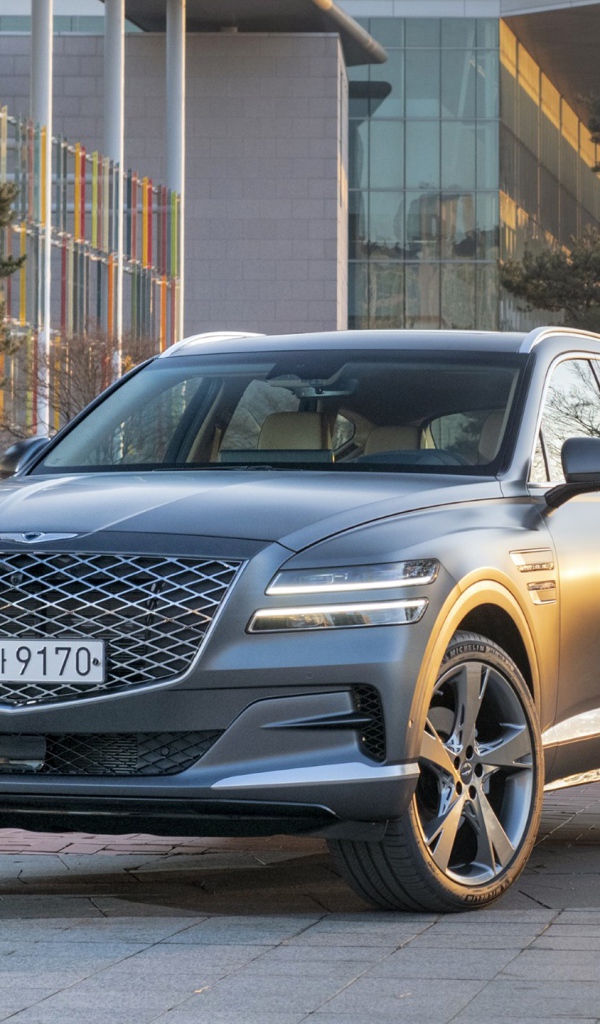 Серебристый автомобиль Genesis GV80, 2020 года