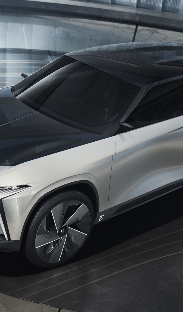 Серебристый внедорожник DS Aero Sport Lounge 2020 года на выставке 