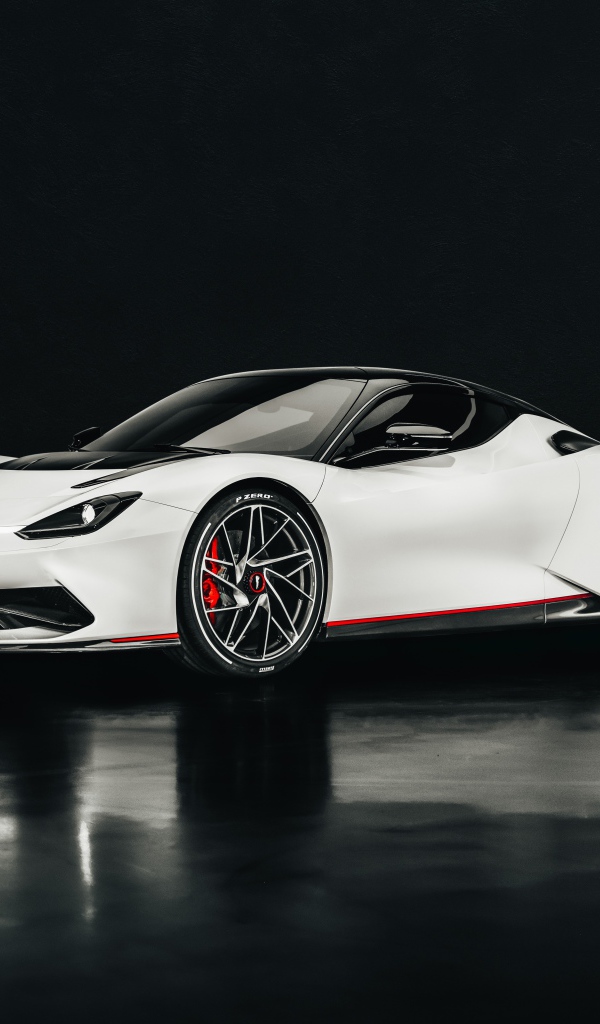 Белый спортивный автомобиль Pininfarina Battista 2020 года на черном фоне