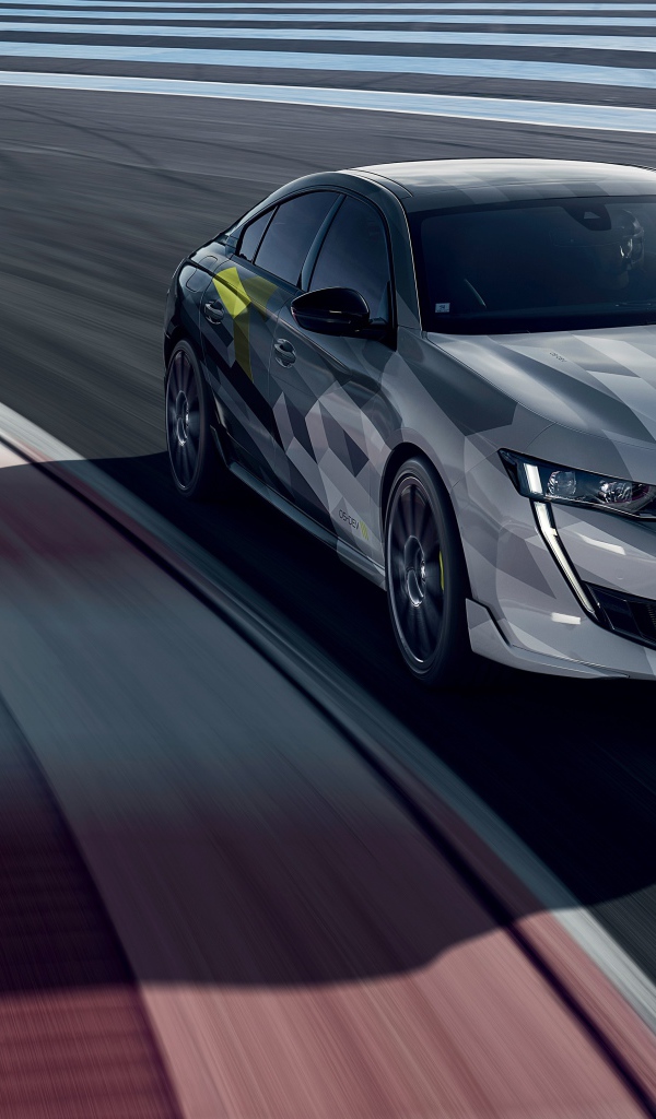 Автомобиль Peugeot 508, 2020 года на гоночной трассе