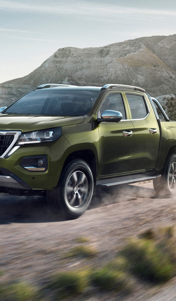 Внедорожник Peugeot Landtrek, 2020 года на горной дороге