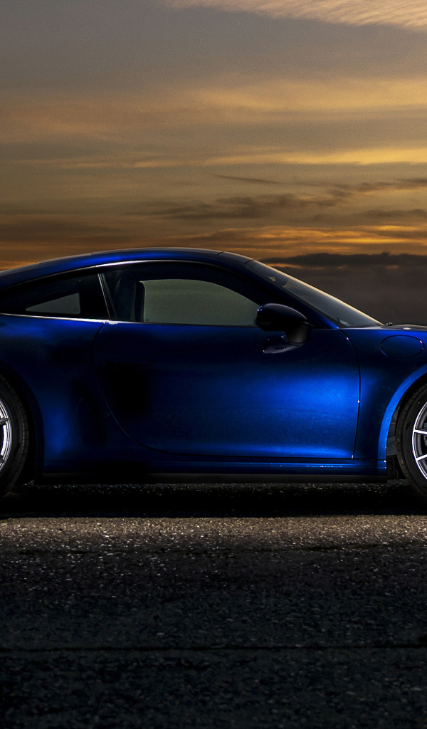 Синий автомобиль Porsche 911 Carrera S MT 2020 года вид сбоку