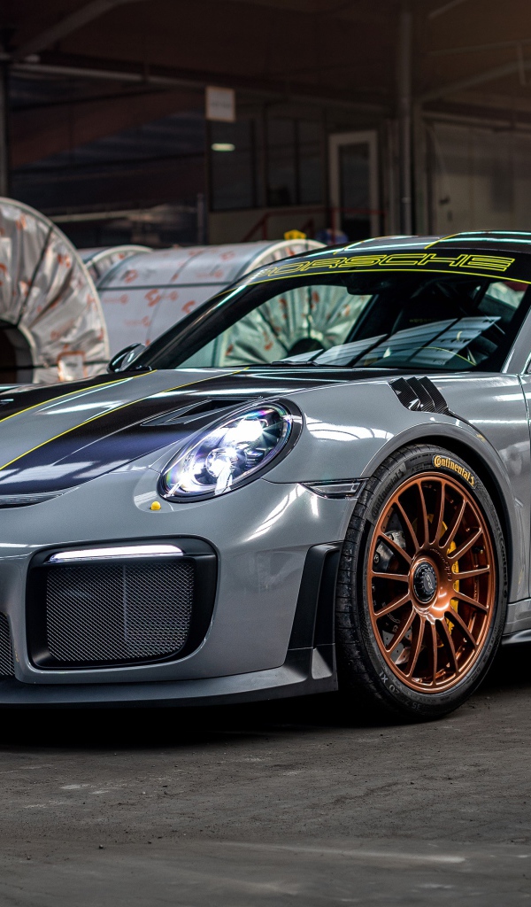 Автомобиль Porsche 911 GT2 RS 2020 года на заводе