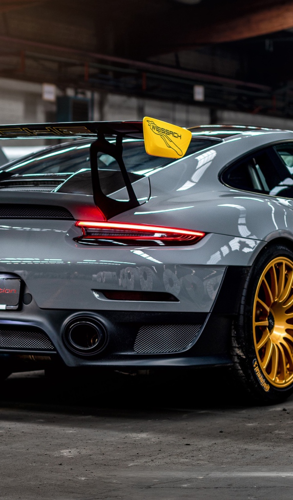 Спортивный автомобиль  Porsche 911 GT2 RS 2020 года вид сзади