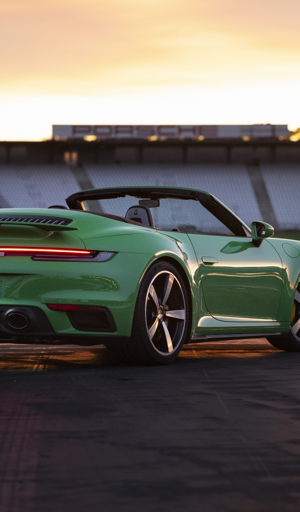 Зеленый автомобиль Porsche 911 Turbo Cabriolet 2020 года вид сзади