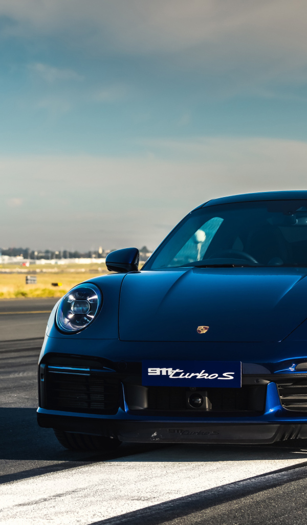 Синий автобус Porsche 911 Turbo S 2020 года на трассе