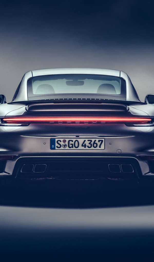 Автомобиль Porsche 911 Turbo S 2020 года вид сзади 
