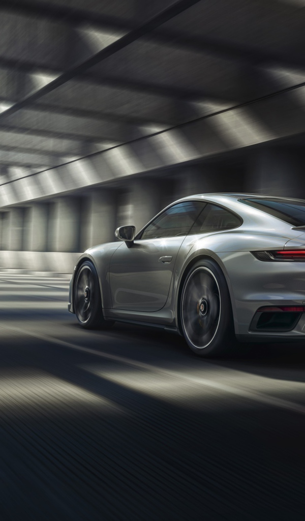 Автомобиль Porsche 911 Turbo S 2020 года в тоннеле