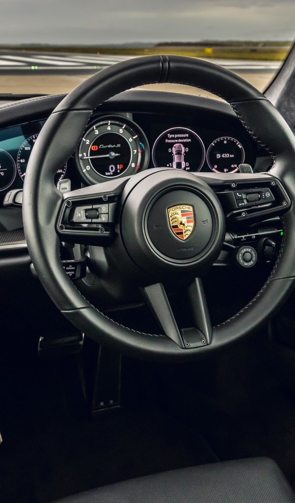 Черный кожаный салон автомобиля Porsche 911 Turbo S 2020 года