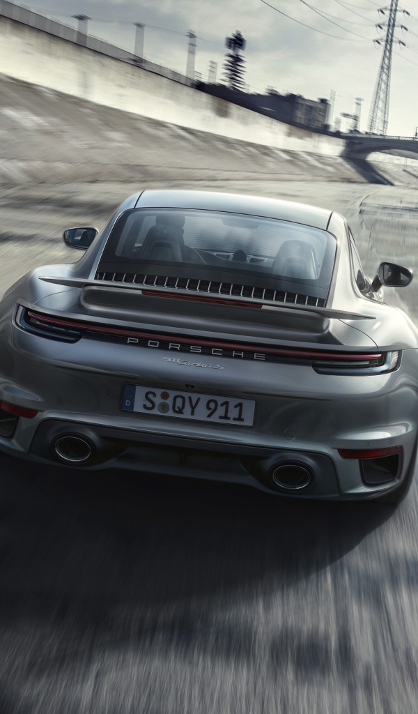 Автомобиль Porsche 911 Turbo S 2020 года на трассе 