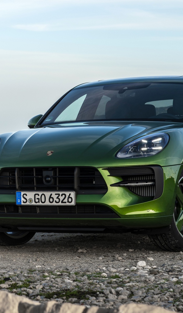 Зеленый автомобиль Porsche Macan GTS 2020 года на берегу моря