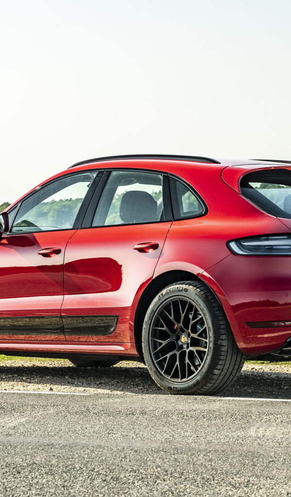 Красный кроссовер Porsche Macan GTS 2020 года вид сзади