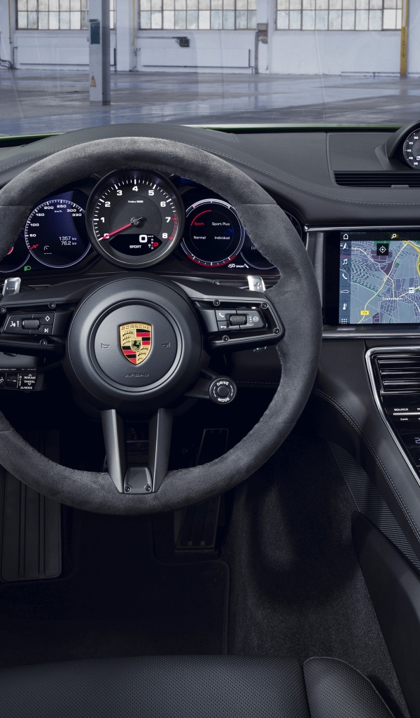 Салон автомобиля Porsche Panamera 4S 2020 года 