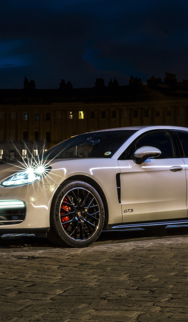 Автомобиль Porsche Panamera GTS 2020 года на улице ночью